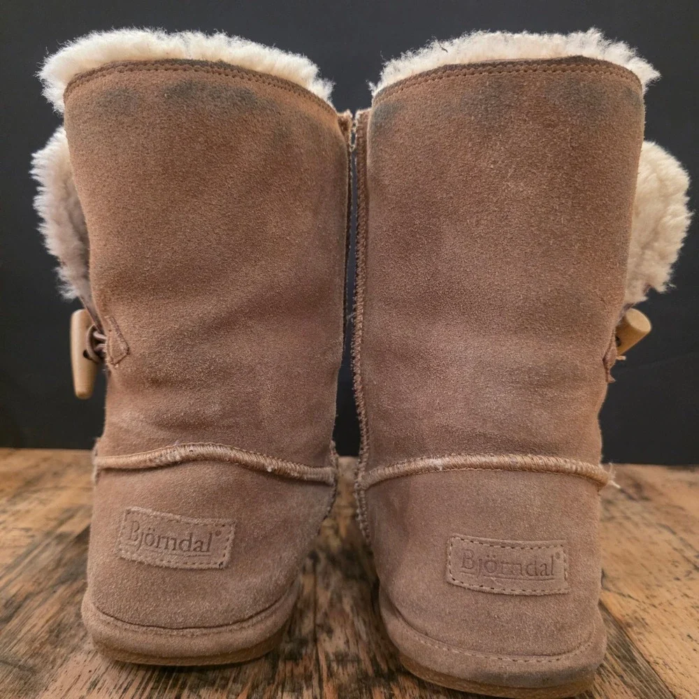 BJØRNDAL Sz 9 Tan Suede Sheepskin Joey‎ Boots Toggle Sherpa Cozy Winter Warm